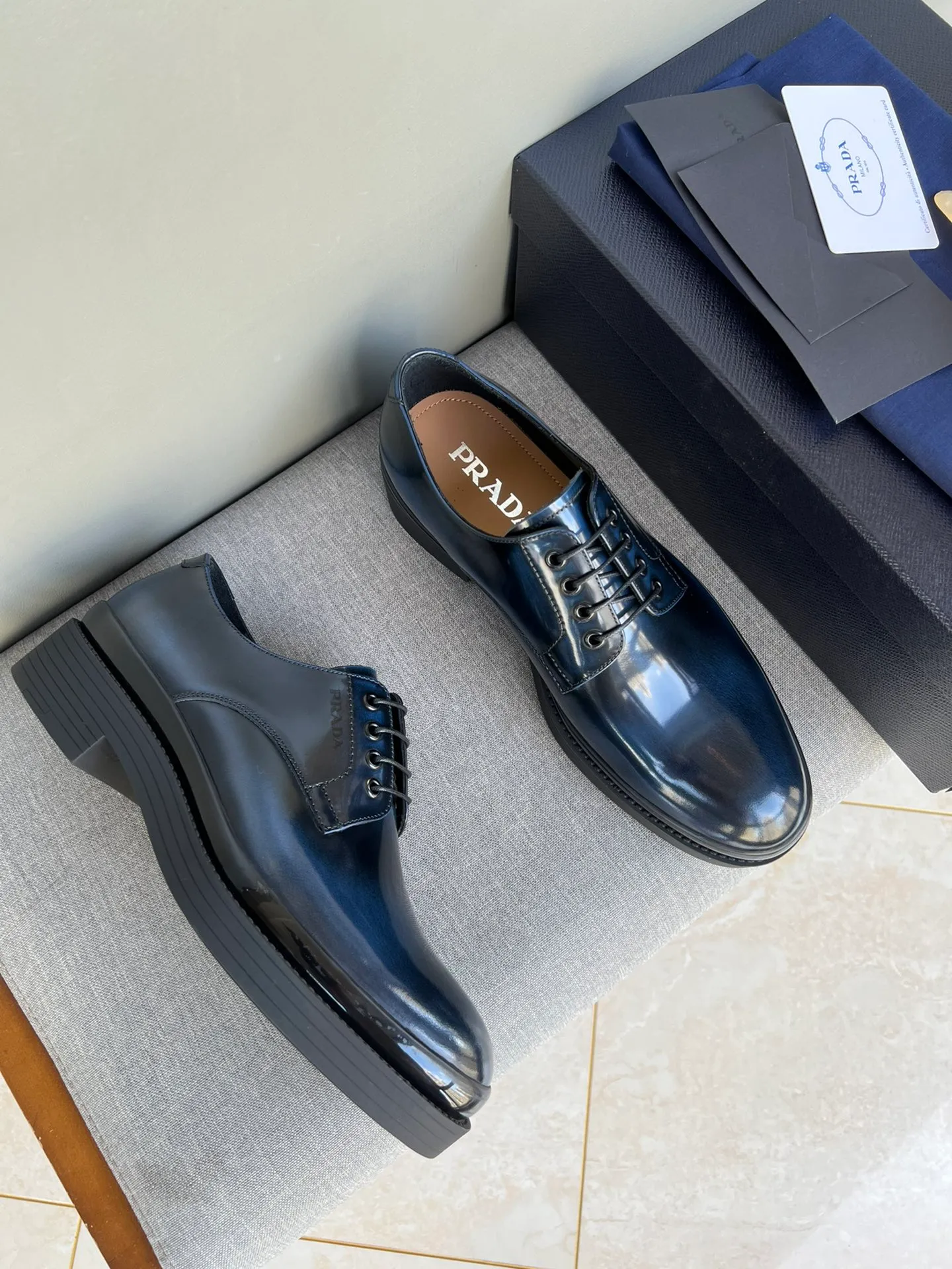 Men's shoes 💰860 💰Best recommendation✨PRADA Prada top purchasing quality imported upper with color-brushed edge beads carved toe design cowhide lining private molded TPU outsole non-slip, wear-resistant and elastic fashionable and versatile burgundy black blue 39-44 in stock (38, 45 customized for replacement, return and exchange)